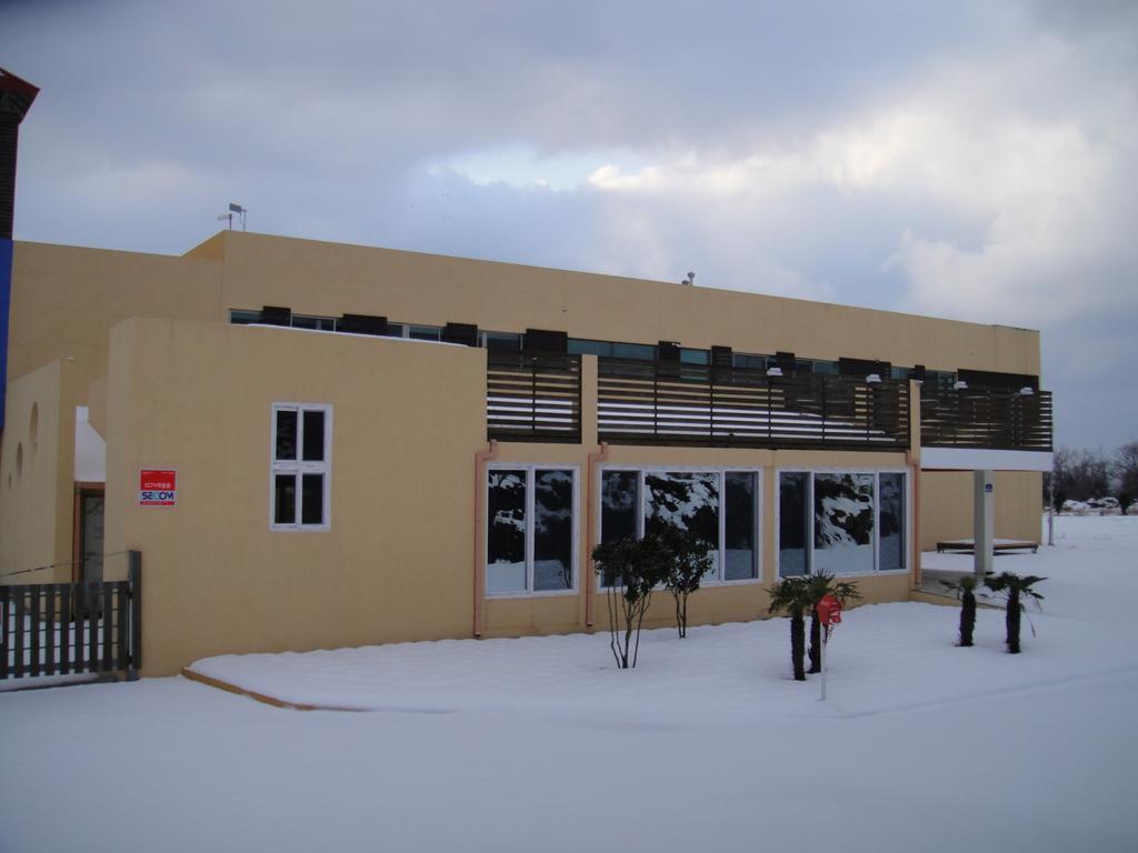 Geomunoreum Hostel Чеджудо Экстерьер фото